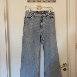 Trendiga jeans från Monki - Ljusblåa lite washed jeans i stilen Yoko från Monki. Super trendiga och i gott skick, endast använda enstaka gånger pga gillar ej passformen i midjan. Benen är vida och midjan är mid. Storlek 30, passar mig utmärkt på längden ( är 167 cm). Original pris 400 men säljer för 200. Pris kan förhandlas vid snabb affär🥰