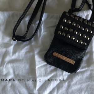 Säljer denna super coola mini-axelväskan från Marc by Marc Jacobs. Väskan är i nyskick och inte använd. Måtten är l14cm b9cm. Säljer för 200kr+frakt. Dustbag ingår. Kan mötas upp i Uppsala eller frakta för 66kr spårbart! Skriv för frågor eller liknande❤️
