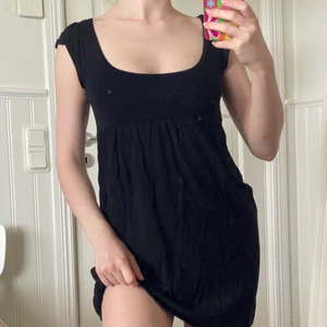 Svart klänning  - Jättegullig svart tshirtklänning från Gina i storlek xs. Använd men fortfarande i bra skick. Köpare står för frakten. 💖