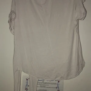 T-shirt - En vit t-shirt som går att knyta ner till, aldrig använd!! Köparen står för frakten!