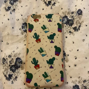 Kaktus skal till iPhone 6  - Jätte fint skal till dom som har iPhone 6, kaptus. Också så tvättar jag alla mobil skal jag säljer så dom  Jag kan inte ha den för att jag har en annan mobil nu men annars perfekt! 👍💗