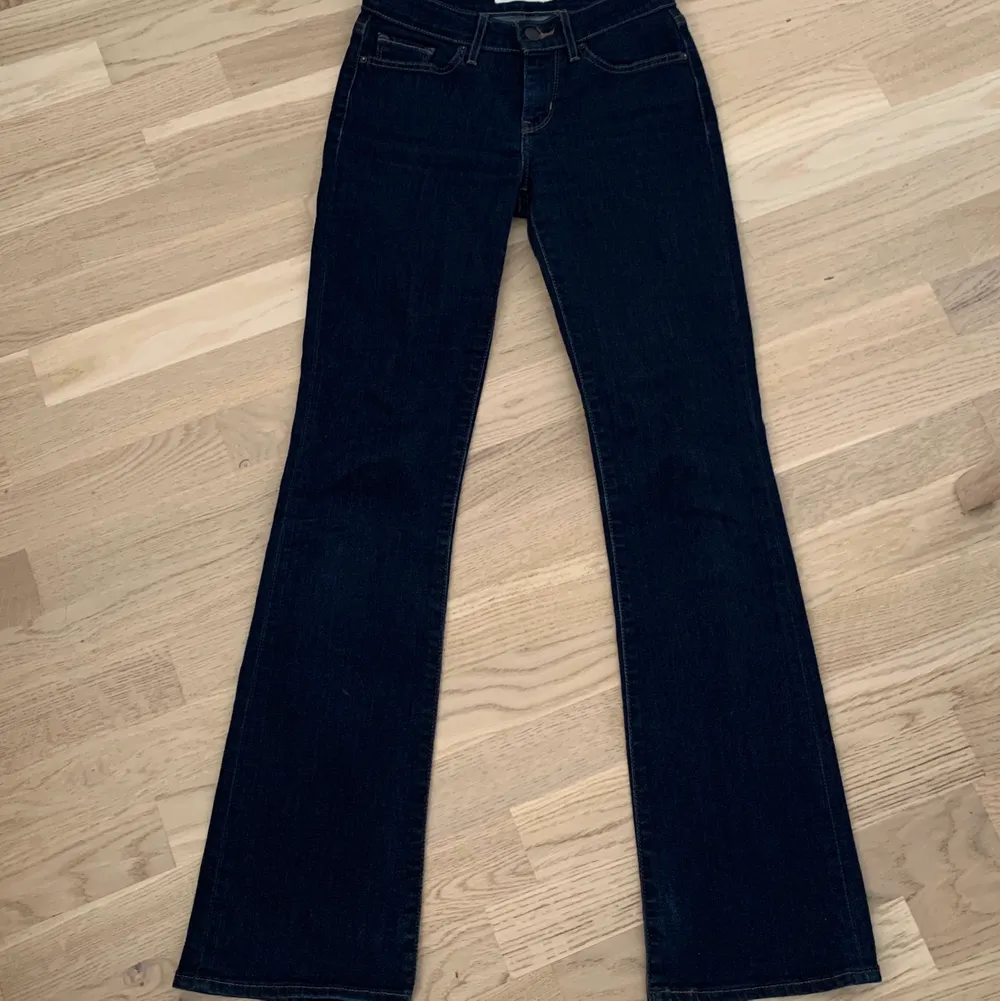 Mörkblå lågmidjade bootcut jeans från Levi’s 25x30, 63/64 cm i midjan och 75 cm innerbenslängd, som tyvärr inte kommer till användning längre💕. Jeans & Byxor.