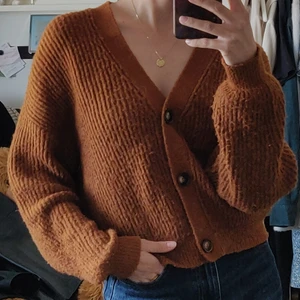 Brun kofta - Mjuk gosig kofta. Perfekt för kyliga höstkvällar🍂 Köpt för 250 kr. Alltid PAKETPRIS så glöm inte att kolla in profilen :)