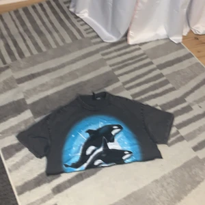 Tröja storlek xs - En super gullig tröja med en val på sig! Den är magtröjig då jag trodde den inte var de ( jag andvänder inte magtröjor ) 