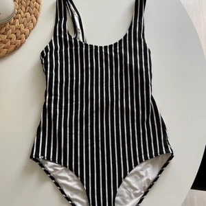 Baddräkt med djup rygg i storlek 36💕 - Baddräkt med djup rygg i storlek 36 från H&M. I nyskick, använd en gång💕