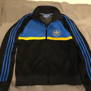 Säljer en adidas skateboarding zip jacket. Fint skick storlek large.