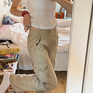 Cargobyxor  - Lågmidjade cargobyxor ifrån hm‼️helt oanvända med lappen på‼️väldigt eftertraktade byxor i storlek 32, finns resorband i sidorna så de även kan passa större storlekar🥰