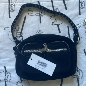 otroligt fin noella väska!❤️ - En jättefin väska från noella ❤️ HELT NY!!! Inte använt denna väska någon gång! Säljer pga att de skickade fel väska ❤️MÖTS ENDAST UPP!