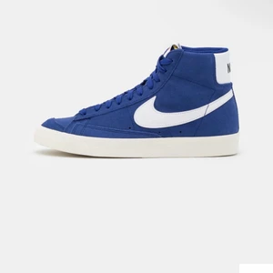 Nike Blazer Mid  - Säljer mina så snygga blazers 💙 Knappt använda och i jättebra skick, skriv privat för egna bilder !! Köpta för 980:- , säljer för 600 inklusive frakt men pris kan diskuteras !