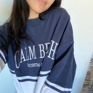 Pull&bear tröja - Pull&Bear sweatshirt i gott skick med en liten fläck på vänster ärm (se bild nr.3). Använd men kommer tyvärr inte till mycket användning längre.