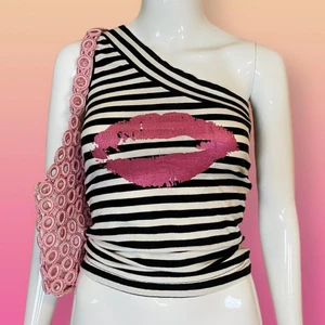 One Shoulder Top  - Söt randig topp med puss print. Storlek S. Från Eve Of Eden 🍎 Mått: Armhåla till armhåla 33cm, Bystbredd 32cm, Lång (axel och ner) 50cm.