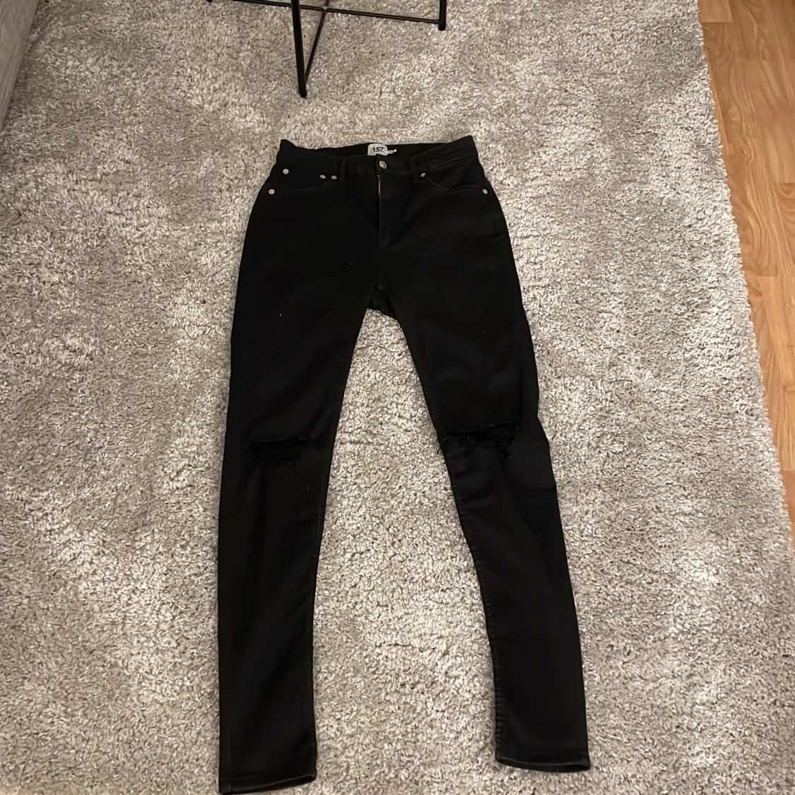 Jaens med hål på knäna