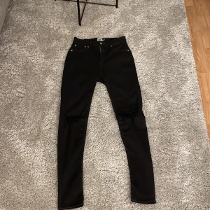 Jaens med hål på knäna - Stretchiga jaens med hål på knäna i storleken L-XL använt 1 gång knappast, jätte sköna!🥰