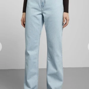 Weekday Jeans - Säljer mina Row Sing Blue Jeans från Weekday, i strl 26/30 😊 då de blivit för små för mig.  Sitter jättefint runt rumpan och benen!! 