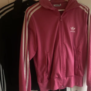 Adidas tröjor - Storlek M på båda. Den rosa har lite fläckar men inget märkbart och den svarta är fläckfri. Likadana bara olika färger ❣️
