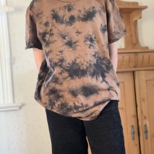 T-shirt - Tie-dye t-shirt som ej kommer till  användning längre. Fint skick. 