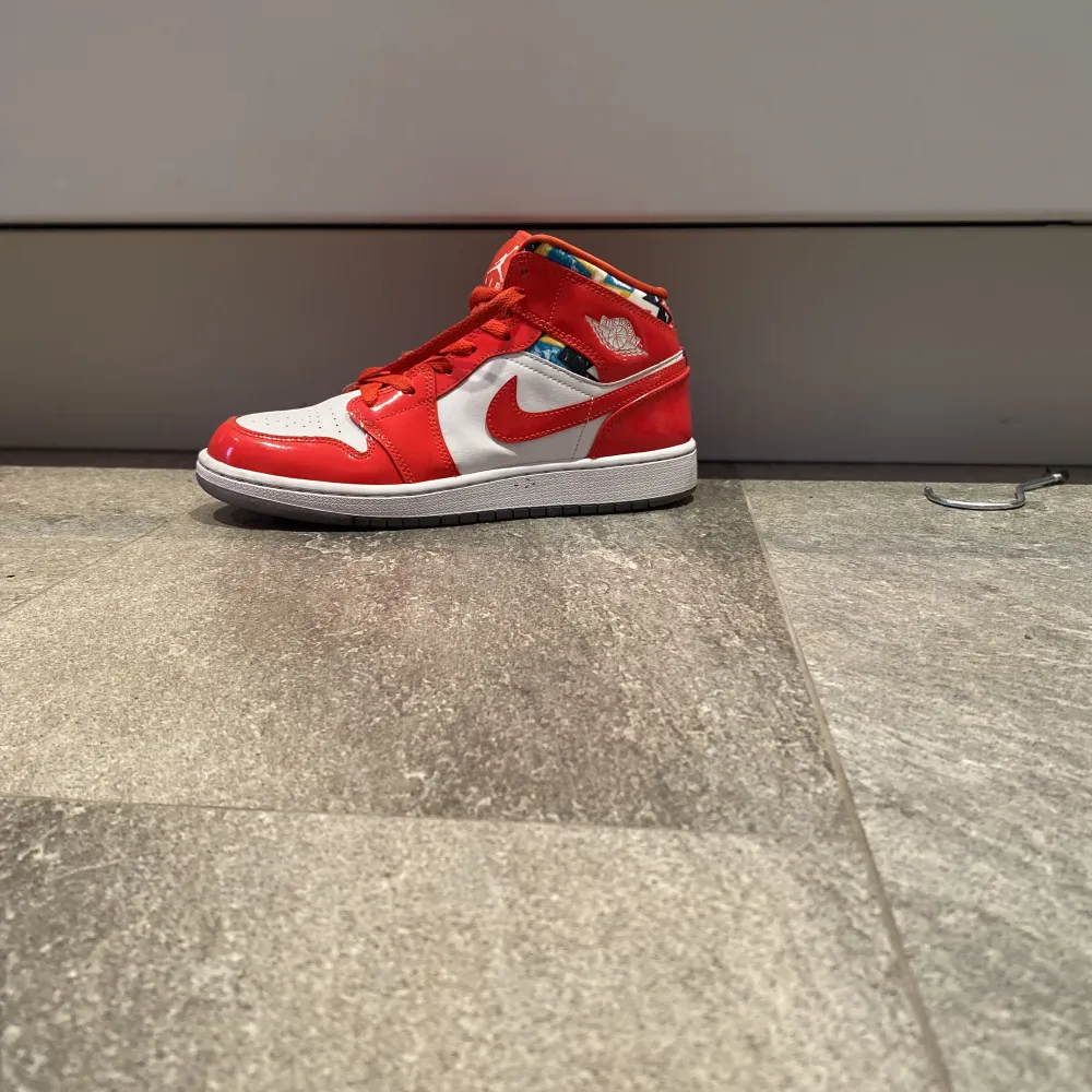 Jordan 1 mid barcelona strl 39. Inga slitage, bra skick. Används fåtal ggr. Köpta från restocks.. Skor.