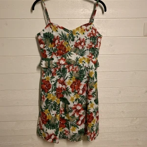 Exotisk kortklänning - Färgglad kortklänning perfekt för den som älskar färg! Dragkedja baktill och ej justerbara axelband. 