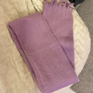 Halsduk  - Oanvänd jättefin lila halsduk från indiska. Köptes för 299kr och är 185cm😊.  