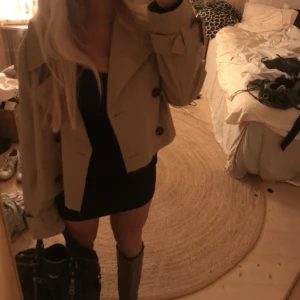 Jacka - Jacka / trenchcoat/ croppad trenchcoat 💕super fin kommer tyvärr inte till andvänding (croppad själv). Köpt för 1200