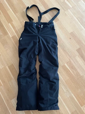 Skidbyxor Peak Performance (trasig dragkedja) - Peak Performance skidbyxor storlek S. Trasig dragkedja - behöver bytas så något för den händiga. Lågt pris pga defekt: 