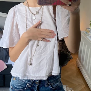 Vit sommarblus - En supersöt vit blus! Den är lite skrynklig på bilden men blir jättefin när man stryker den🤍🤍Köpt på Nordstrom i Usa