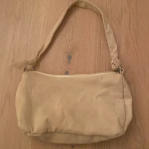 Mjuk väska - Beige väska utan fläckar eller hål 💕