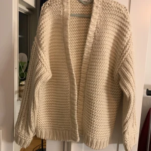 Chunky Stickad Kofta - Storlek XS/S, men väldigt oversized. Bra skick aldrig använt. En blandning mellan vit och beige färg skulle jag säga. Pris kan diskuteras! 