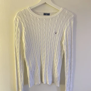 Gant-tröja stl. M - Fin, stickad gant-tröja.  Stretch cotton. Stl. M  Knappt använd, ser ut som ny.  Nypris: 1400kr