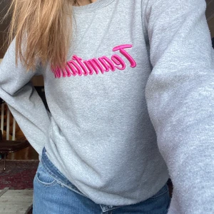 Grå collegetröja - Super snygg grå collegetröja med rosa text!! 💓💓Köpt seconhand så vet inte vilket märke! Den sitter super snyggt lute oversized och så mysig!!❤️❤️❤️ köparen står för frakten!