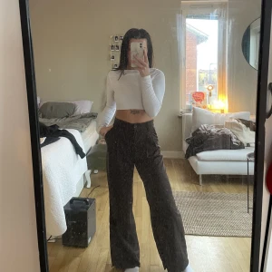 Kostymbyxor - Bruna kostymbyxor från Monki  Avklippta, jag är 157