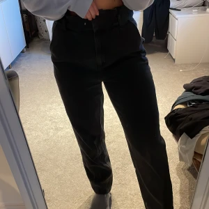 Jeans  - Svartblekta Jeans från H&M. Säljer dem då de inte passar 