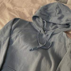 En jätte fin ljusblå hoodie från h&m som inte säljs längre!! Det är i storlek S och den har använts ett fåtal gånger💞