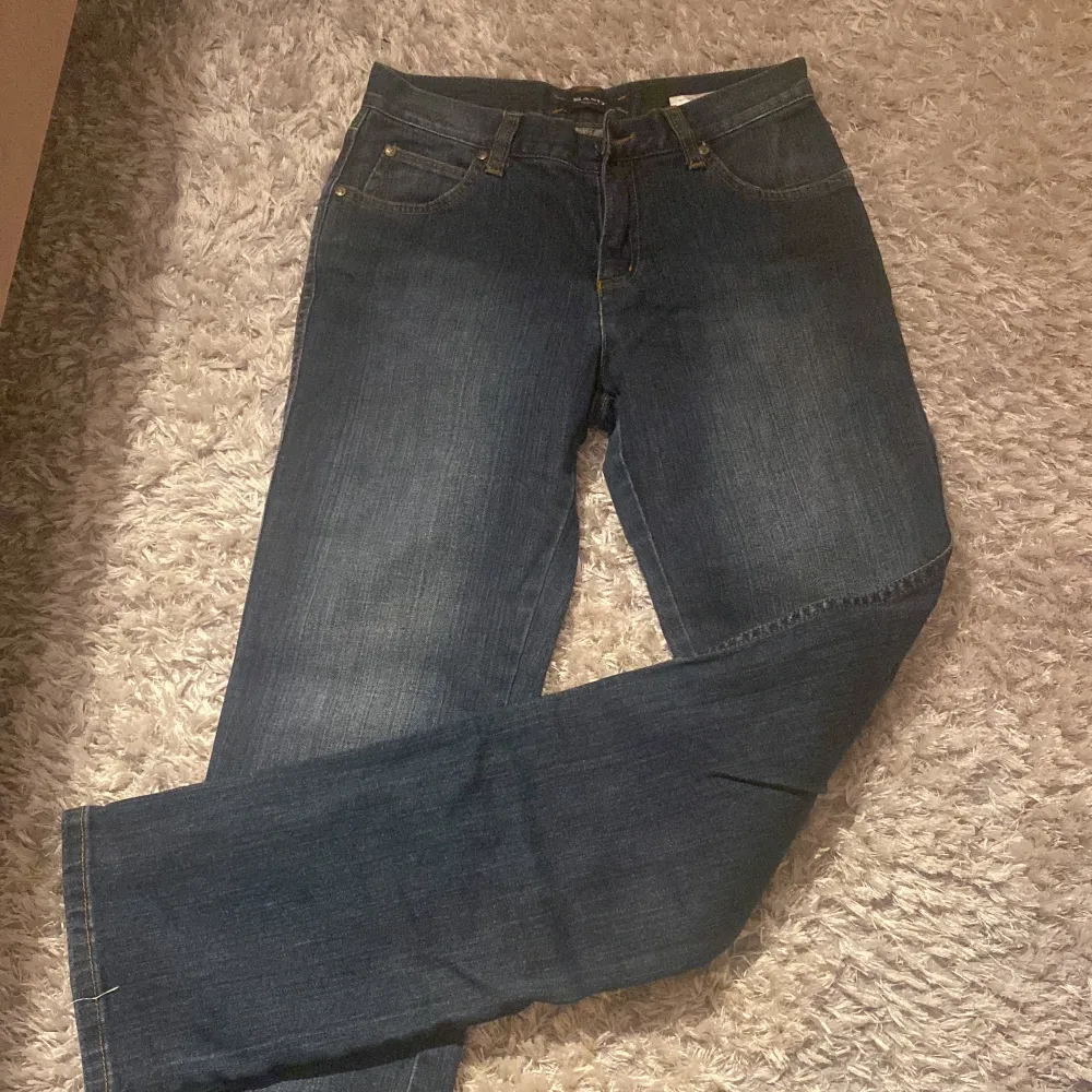 Säljer dessa jeans från Sand. Tyvärr var dessa jeans förstora för mig och därför tänkte jag sälja dem. Jeansen är lågmidjade. Jag köpte jeansen för 1000 kr och säljer dem för 400kr.. Jeans & Byxor.