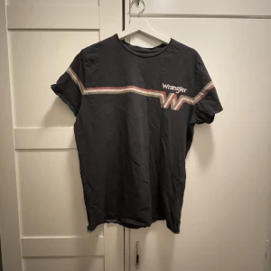 Wrangler t-shirt  - Snygg tisha, använd men i bra skick! 