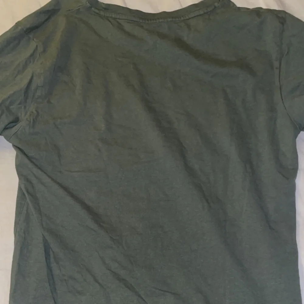En grön SOC T-shirt i storlek S, den är i väldigt bra skick och är knappt använd. T-shirts.