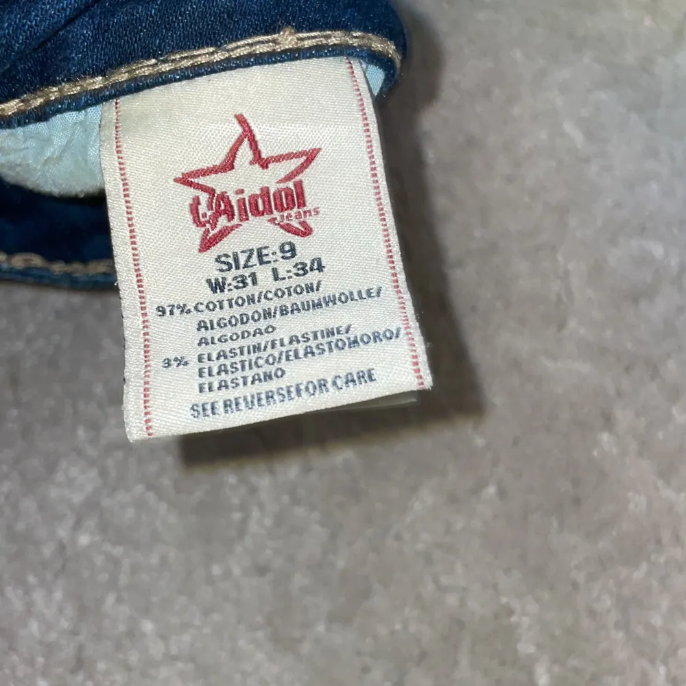 Säljer ett par vintage bootcut jeans. På jeansen står det att storleken är W:31 och L:34 men jag har storlek W:27 L:32 och de passar mig exakt o sitter inte lösa.  Fraktavgift tillkommer. . Jeans & Byxor.