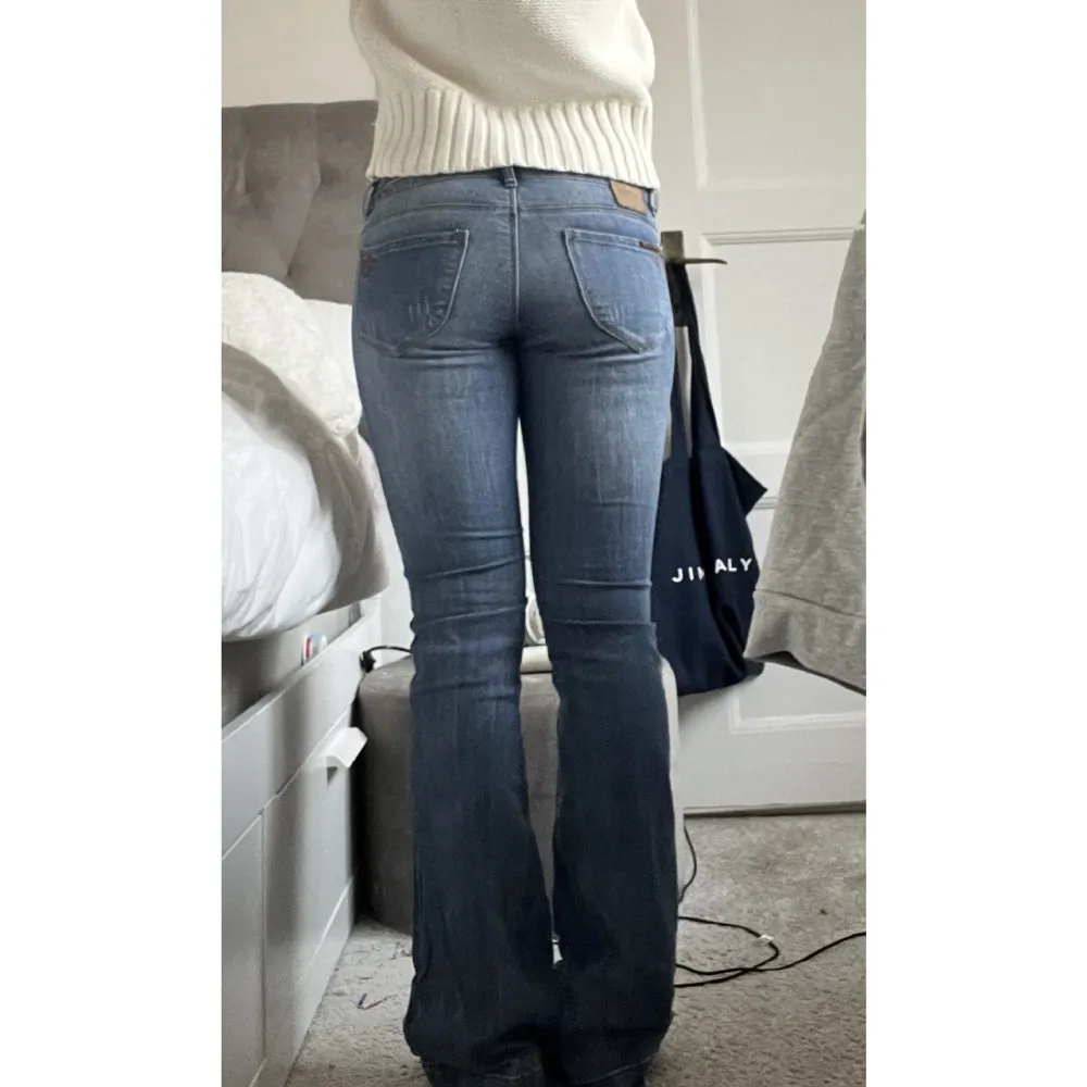 Ett par ass snygga lågmidjade bootcut jeans köpta på Plick, då dom var lite för stora på mig, bilderna är hennes inte mina, hon är 1,72 cm lång, dom är ca 76 i midjan och innerbenslängden är 83 💞. Jeans & Byxor.