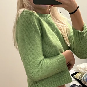 Zara Topp - Fin stickad grön topp från Zara. Fransk still med kortare armar. Knappast använd. 220kr+ frakt