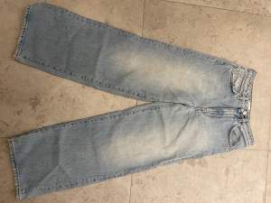 Superfina ljust blå jeans från Toteme! Modell flaire (breda/utsvängda). Strlk 26/32. Mkt bra skick, inköpta ca 1 år sen i Toteme butiken i Sthlm. 