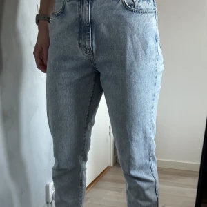 Jeans Gina Tricot - ”Perfect jeans” i storlek 40 i fint skick 👖säljer då passformen inte passar min kropp (därav dåliga bilder) skriv för fler bilder eller annat 😊