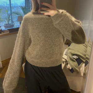 Stickad tröja - Säljer denna jätte fina stickade tröja från Second Female!!! Så fin i kvaliten, NOPPRAR SIG INTE! köpt för 1499 men kommer inte till användning så mycket längre tyvärr därför lägger jag upp den här 