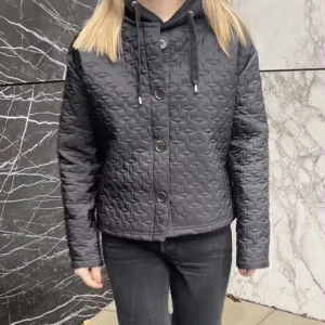 Vårjacka quiltad - Syr efter beställning!!. (Visar när jag syr den på tiktok @nmdezign)   Finfin jacka som jag syr efter beställning, är du intresseraf har specifika önskemål/frågor , hör av dig!💕😋 På bilden bär jag strl s.