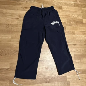 Stussy x Nike byxor  - Stussy x Nike byxor storlek L passar en som är runt 170
