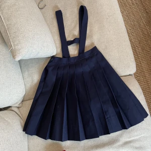 Kjol med hängslen  - Mörkblå Kjol med hängslen.  