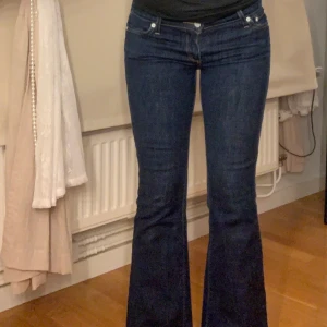 Levi Strauss & Co, Jeans, Size: 28, Blue - Mycket bra skick. Varan har inga tecken på användning. Sitter snyggt på. Mid Rise Boot.