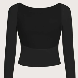 Långärmad tröja med öppen rygg  - Jag säljer denna helt oanvända trendiga tröja i och med att jag råka beställa 2 st för mycket och behöver inte alla 3😅☺️🌸