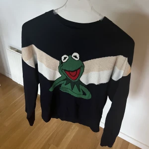 Sandro paris tröja - Supercool stickad mörkblå tröja från Sandro Paris kollektion med The muppet show😻Tröjan är helt oanvänd