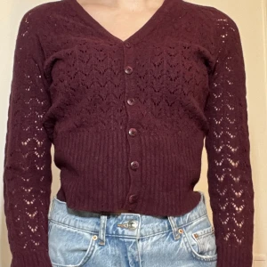 Vinröd kofta - Unik kofta, inga defekter. Säljer då den inte är min stil längre. 