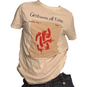 Zara T-shirt - En cool detalj är att de broderade händerna sticker ut lite. Kontakta för att köpa💕